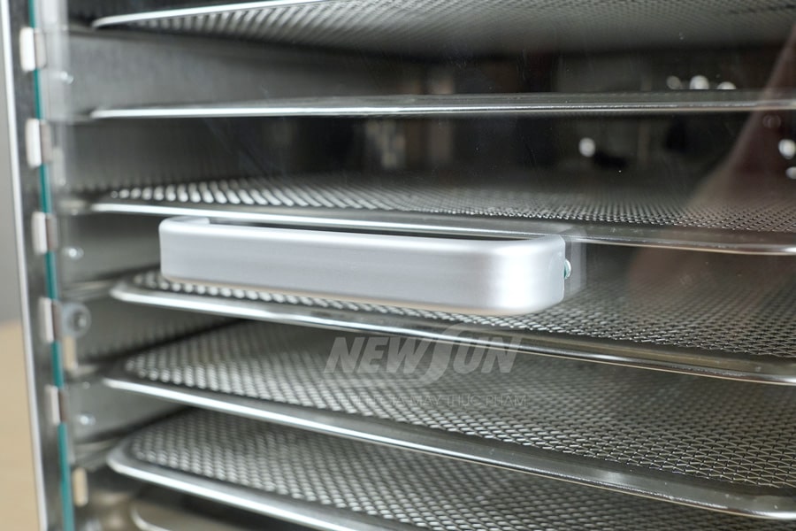 Quai cầm được thiết kế găn liền với cánh cửa