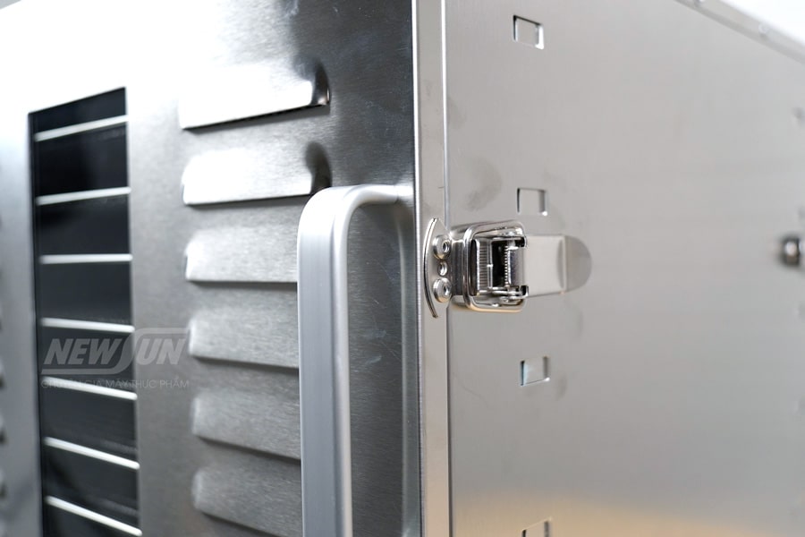 Cửa máy được trang bị hệ thống khe tản nhiệt