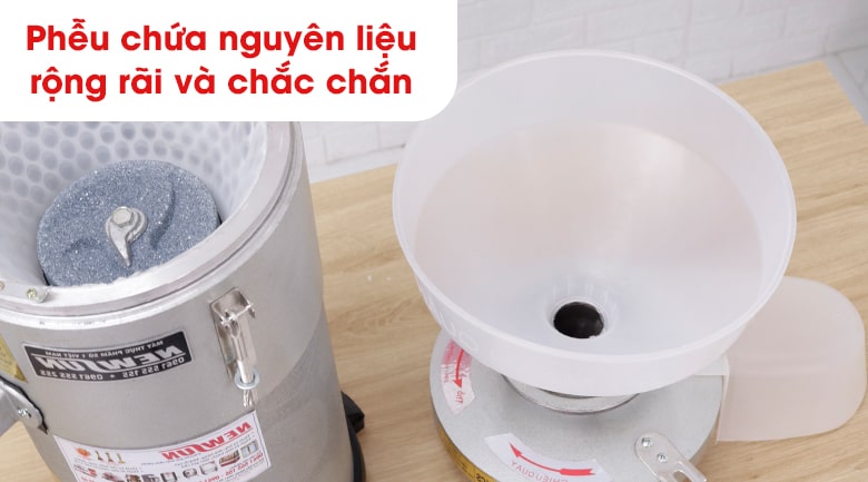 Phễu chứa nguyên liệu rộng rãi