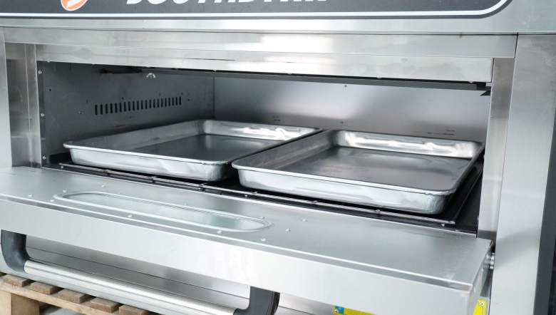 Khoang nướng rộng rãi, trang bị sẵn 2 khay nướng tiêu chuẩn 400x600mm