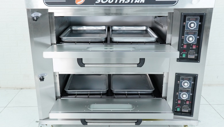 Khoang nướng rộng rãi, trang bị sẵn 4 khay nướng tiêu chuẩn 400x600mm Khoang nướng rộng rãi, trang bị sẵn 4 khay nướng tiêu chuẩn 400x600mm