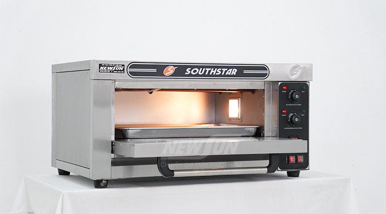 Khoang nướng rộng rãi, trang bị sẵn 1 khay phẳng inox 600x400mm Khoang nướng rộng rãi, trang bị sẵn 1 khay phẳng inox 600x400mm