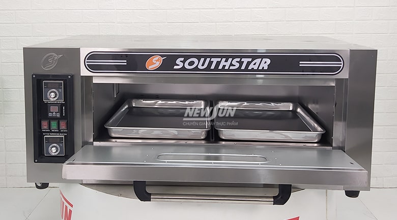 Khoang nướng rộng rãi, trang bị sẵn 2 khay phẳng inox 600x400mm