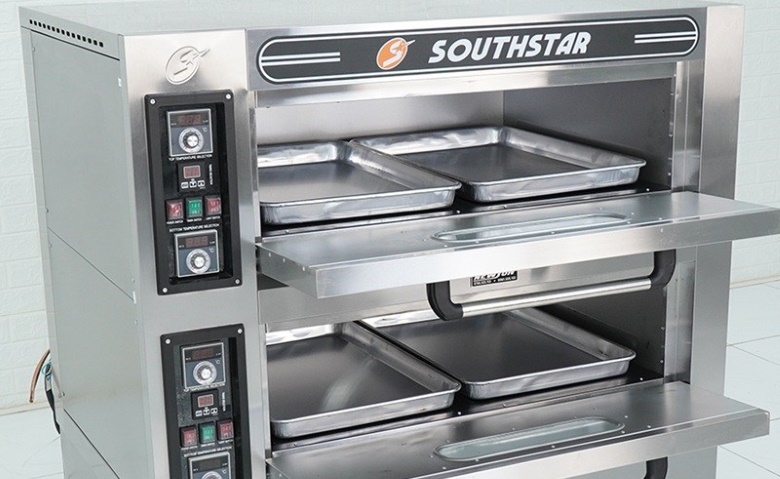 Khoang nướng rộng rãi, trang bị sẵn 4 khay phẳng inox 400x600mm Khoang nướng rộng rãi, trang bị sẵn 4 khay phẳng inox 400x600mm