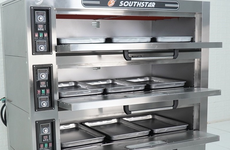 Khoang nướng rộng rãi, trang bị sẵn 9 khay phẳng inox 400x600mm