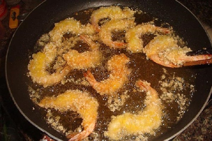 Tẩm bột chiên và rán tôm chiên giòn Tẩm bột chiên và rán tôm chiên giòn