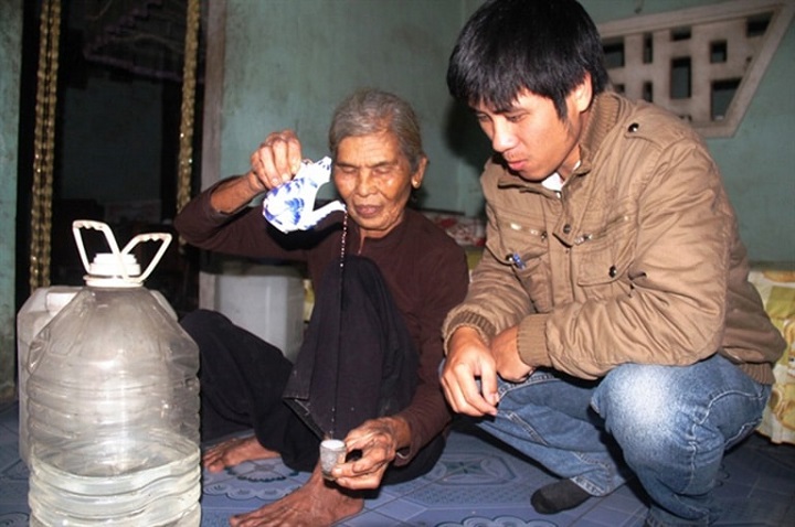 Thưởng thức rượu bàu đá Thưởng thức rượu bàu đá