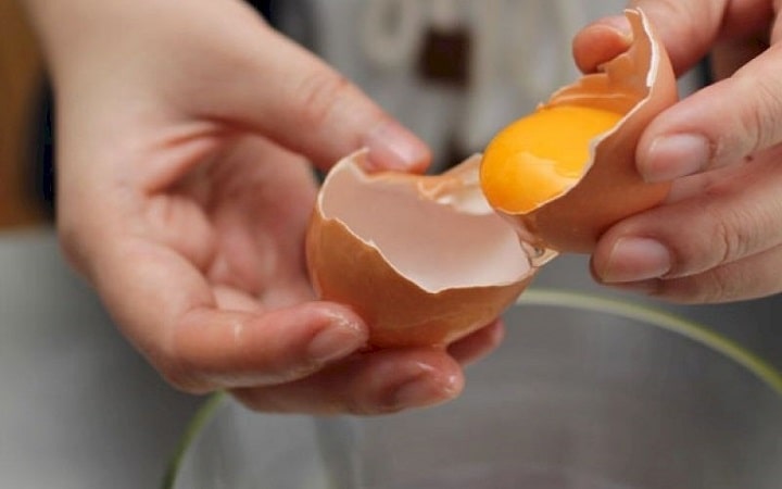 Tách lòng đỏ bằng vỏ trứng