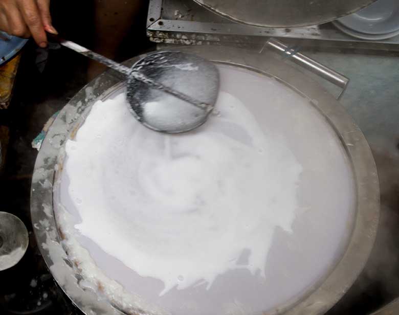 Tráng bánh cuốn bằng nồi điện