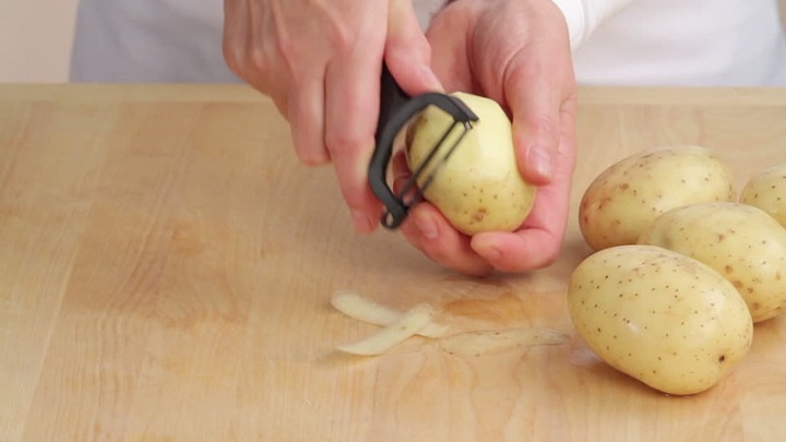 Bước 1: Gọt khoai tây