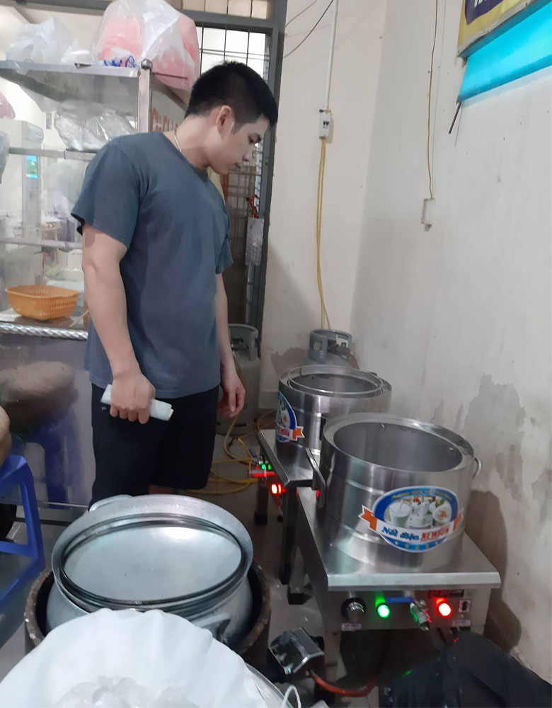 Khách hàng sử dụng nồi tráng bánh cuốn điện