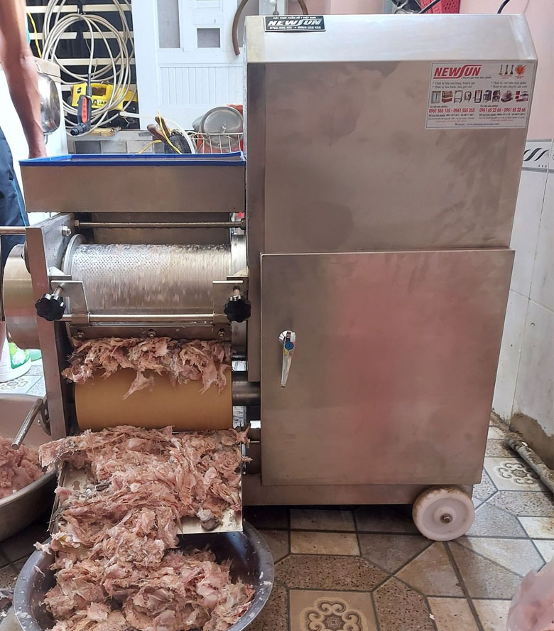 Khách hàng sử dụng máy tách xương cá NEWSUN