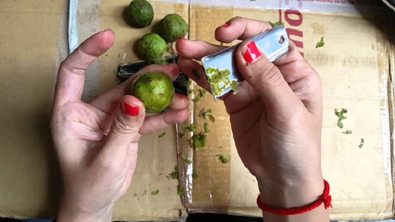 gọt vỏ sấu thủ công