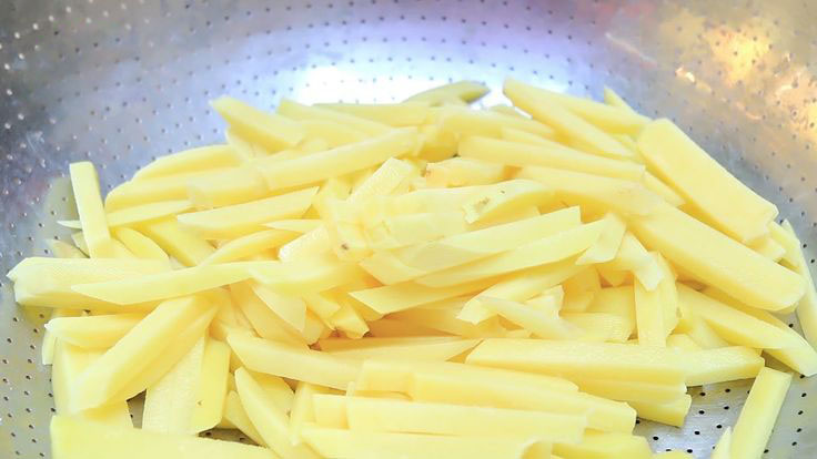 9 Kiểu thái rau củ cơ bản giúp món ăn ngon hơn, bạn đã biết? Thái dạng que dày - Batonnet