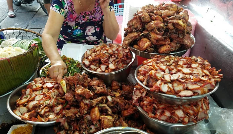 Quán xôi ăn sáng vỉa hè chủ yếu bán mang đi Quán xôi ăn sáng vỉa hè chủ yếu bán mang đi