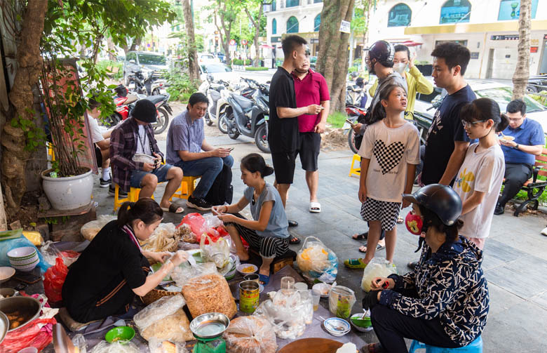 Quán xôi vỉa hè rất đông khách, ngày bán cả nghìn suất Quán xôi vỉa hè rất đông khách, ngày bán cả nghìn suất