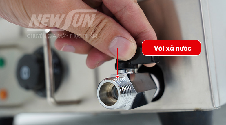 khoang cấp nhiệt của tủ còn được trang bị vòi xả nước