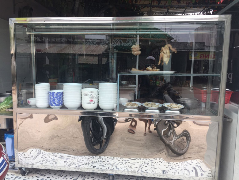 Trang bị bộ tủ kính cho quán bún phở Trang bị bộ tủ kính cho quán bún phở