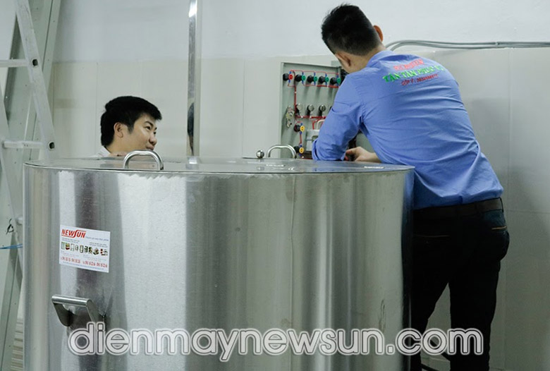 Kỹ thuật viên lắp đặt nồi nấu phở cho khách hàng