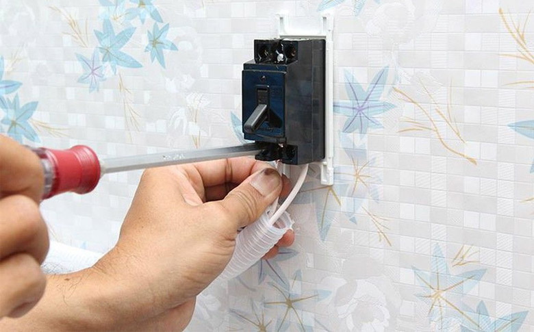 Lắp dây tiếp địa an toàn cho máy đun nước nóng