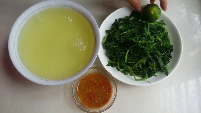 Thực đơn quán cơm tấm bình dân: Canh rau muống luộc