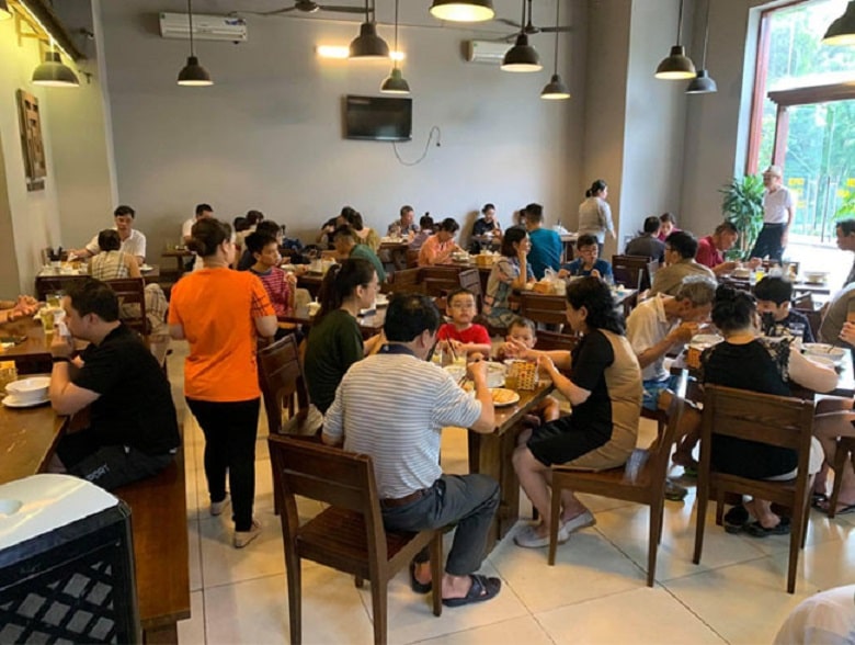 Khách ăn phở Khách ăn phở