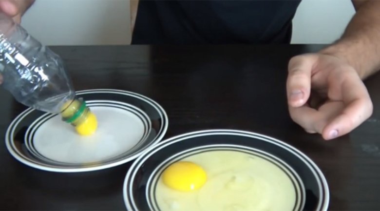 Sử dụng vỏ chai nước để tách lòng đỏ trứng