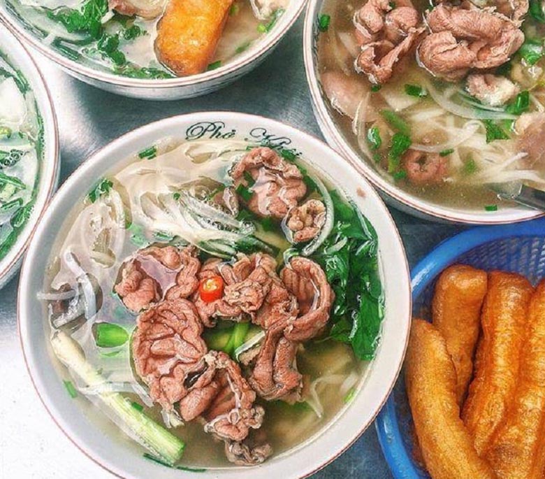 Chuẩn bị dụng cụ ăn uống cho khách Chuẩn bị dụng cụ ăn uống cho khách