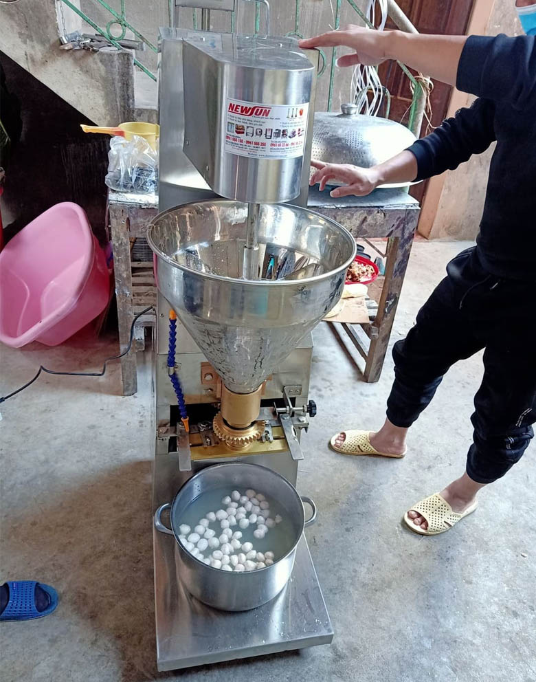 Vận hành máy tạo viên thịt cá tự động