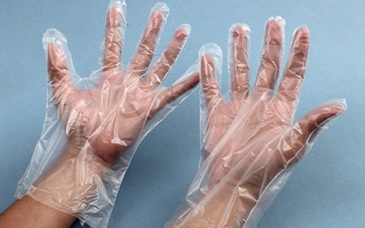 Đeo găng tay nilon trước khi gọt
