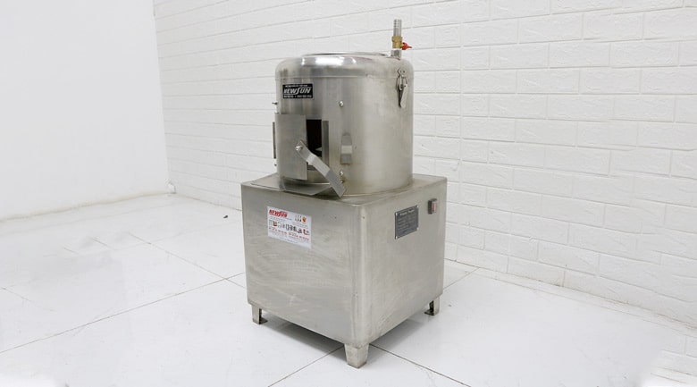 Dùng máy cạo vỏ khoai