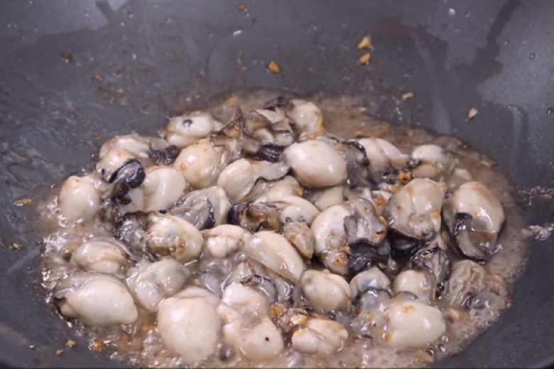 Bước 2: Xào hàu