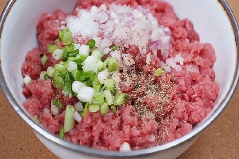 Bước 1: Ướp thịt lợn xay