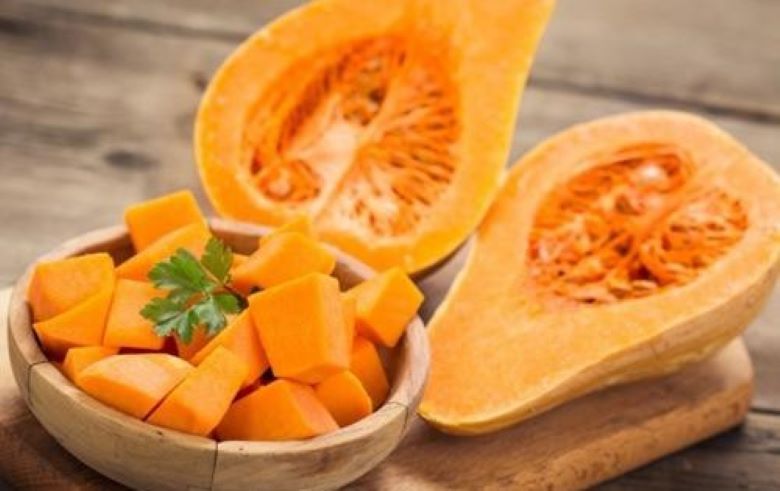 Bước 3: Luộc bí đỏ và ngô
