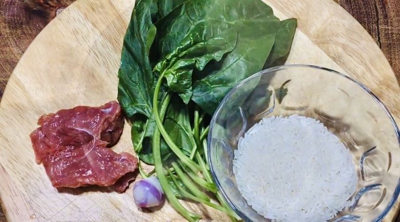 Cách nấu cháo thịt bò bằm cải bó xôi