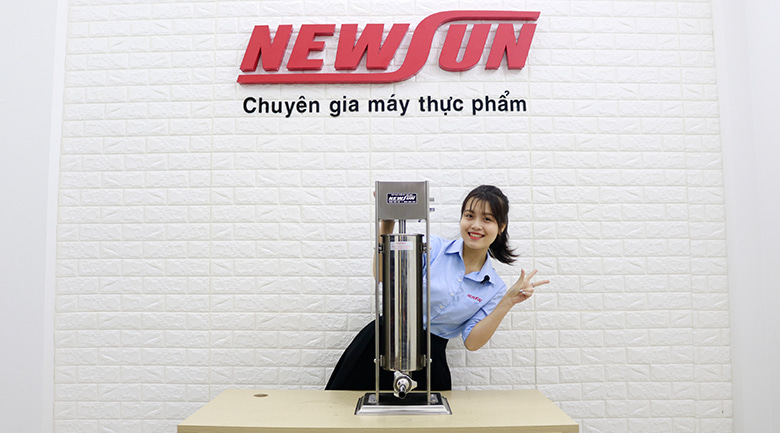 Thực tế máy đùn xúc xích quay tay 7 lít NEWSUN