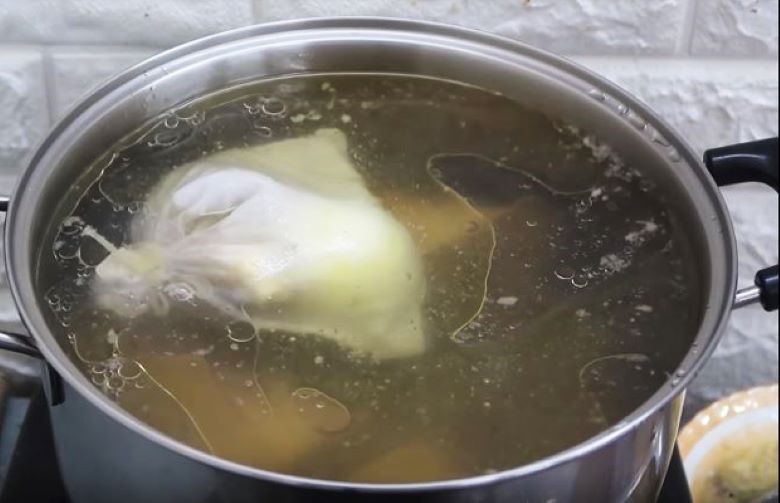 Bước 2: Nấu nước dùng 