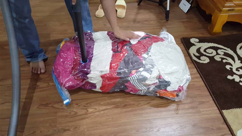 Hút chân không bằng máy hút bụi Hút chân không bằng máy hút bụi