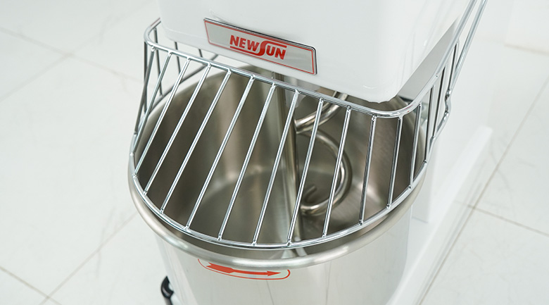 Trang bị khung bảo vệ inox