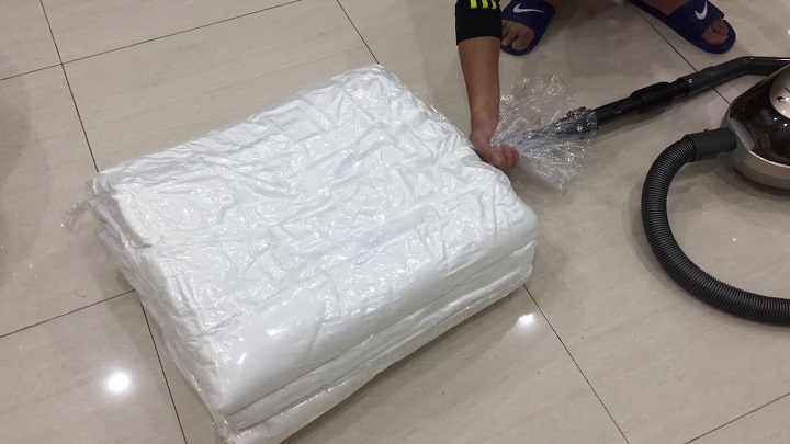 Dùng máy hút bụi