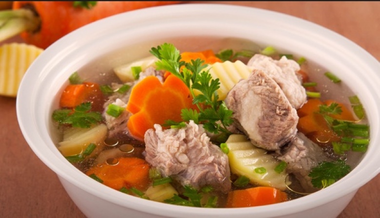 Hầm xương cùng với rau củ