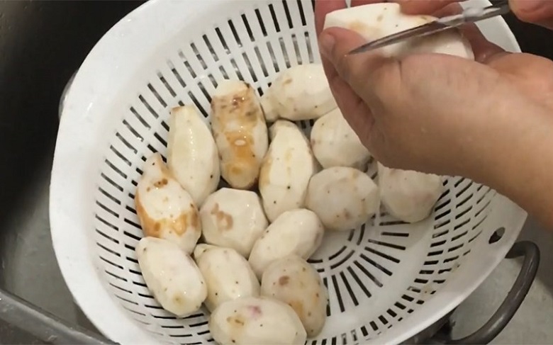 Kiểm tra và cắt bỏ mắt khoai môn