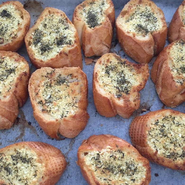 Cách làm bánh mì bơ tỏi siêu ngon đơn giản tại nhà