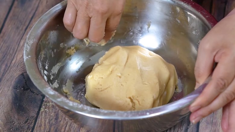 Cách làm bánh trung thu thập cẩm: Trộn bột làm vỏ bánh