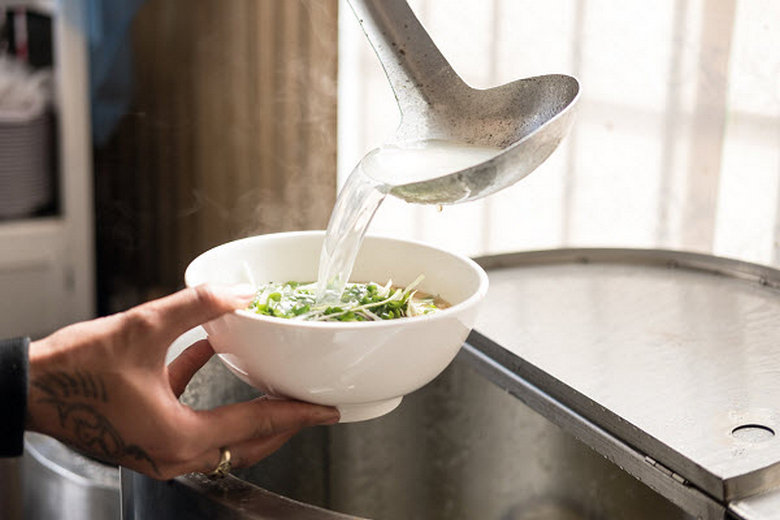 cách nấu nước phở trong