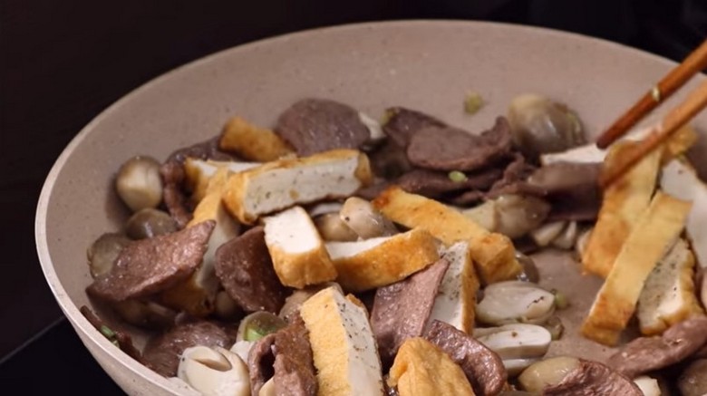 nấu nước phở chay cần dùng đậu và nấm 