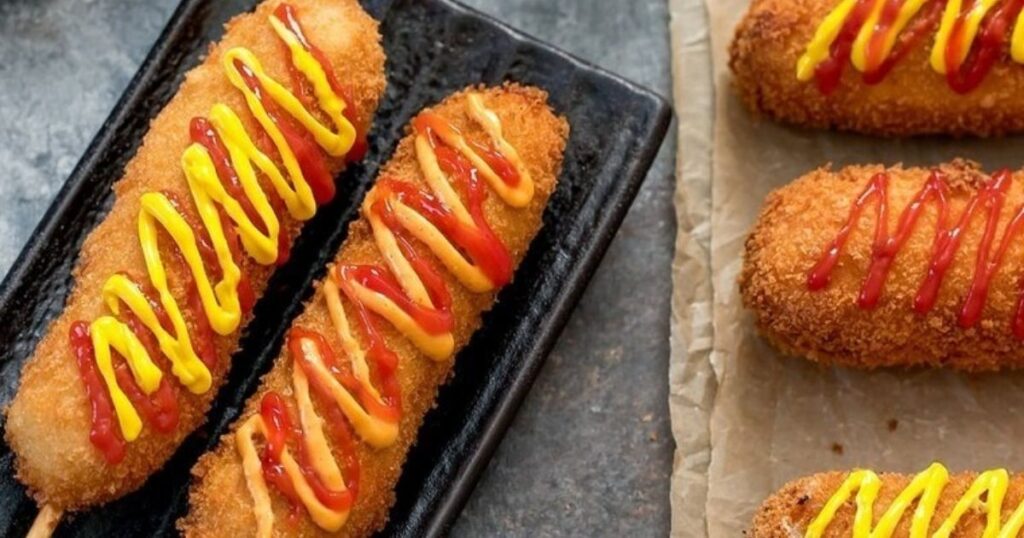Cách làm hotdog xúc xích phô mai Hàn Quốc kéo sợi cực hấp dẫn tại nhà!