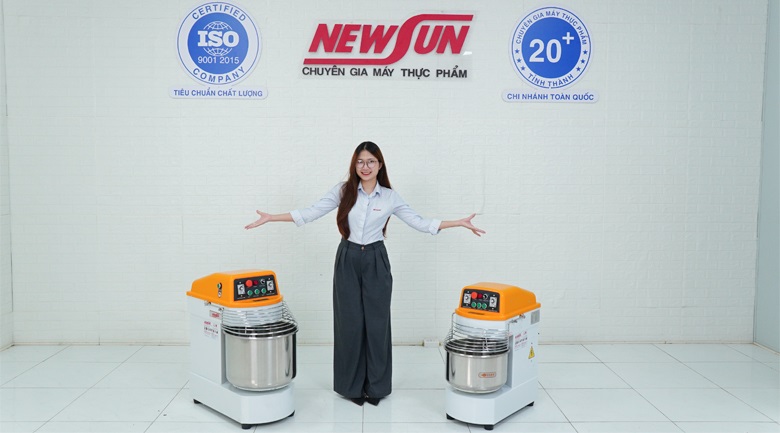 Hình ảnh nhân viên bên máy trộn bột NEWSUN
