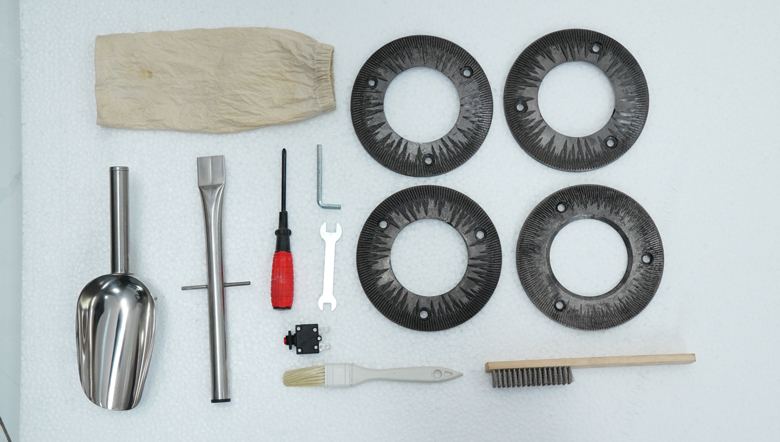 Tặng thêm bộ dụng cụ đầy đủ khi mua máy HR2200 tại Dienmaythucpham.com Tặng thêm bộ dụng cụ đầy đủ khi mua máy HR2200 tại Dienmaythucpham.com